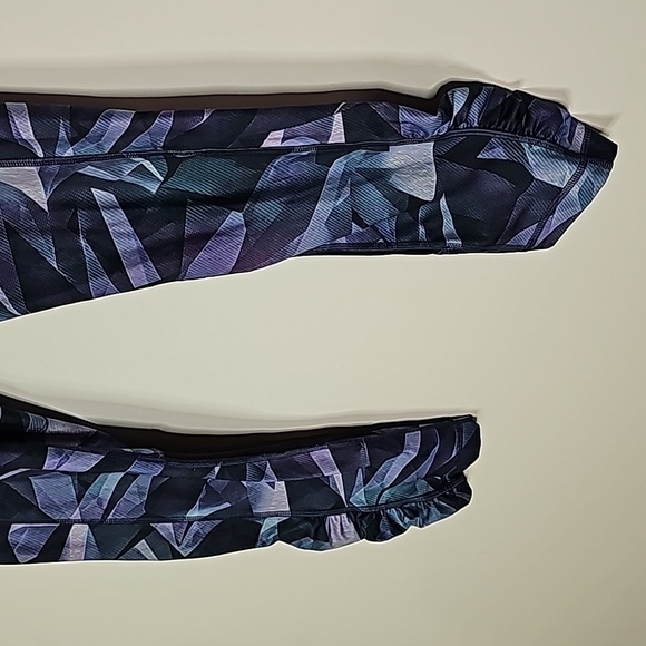 Lululemon purple and black size 8 athletic cropped leggings - Picture 3 of 8